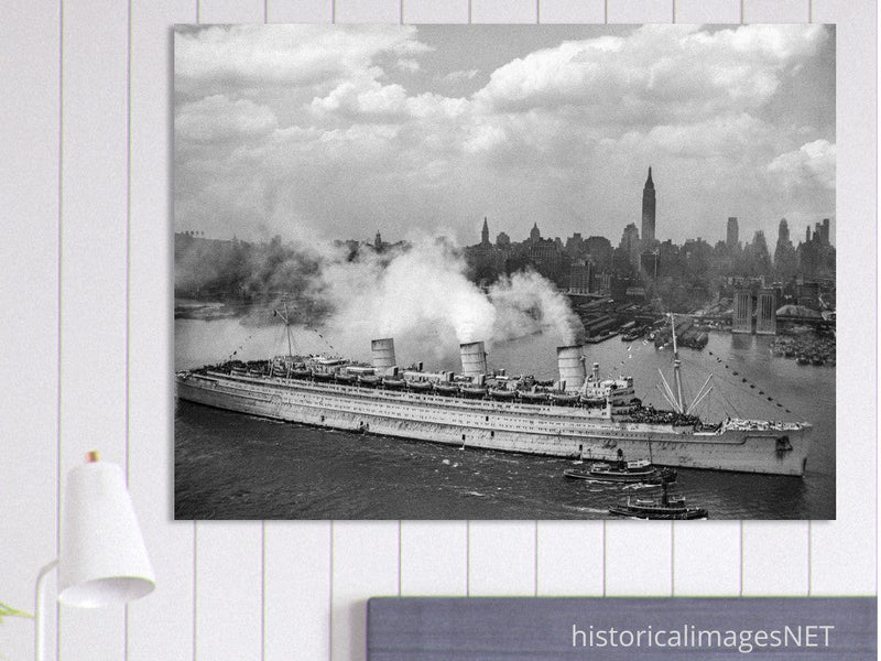 Queen Mary New York Harbor 1945 carrying american troops returning home