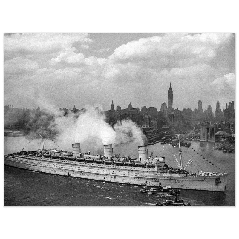Queen Mary New York Harbor 1945 carrying american troops returning home