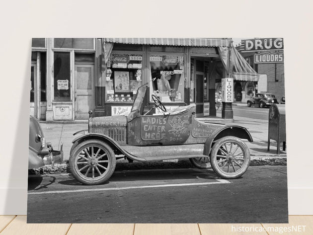 Vintage old car in Louisville, Kentucky . Photograph by Marion Post Wolcott.