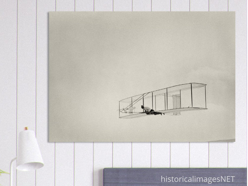 Glide of the Wright brother. The history of aviation.
