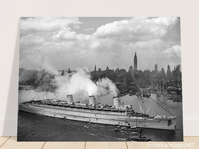 Queen Mary New York Harbor 1945 carrying american troops returning home